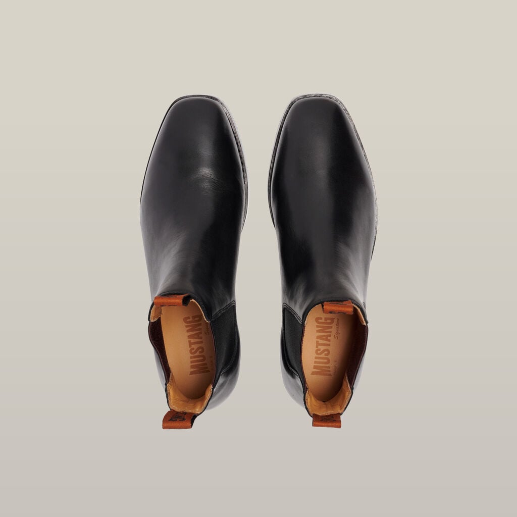 Mustang Signature Pull-up Leather Boot - Black Y61061
